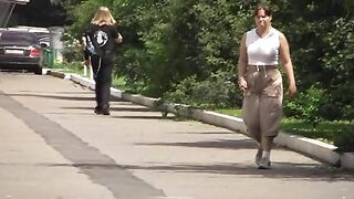 Неожиданная необходимость: девушка пописала на себя без туалета