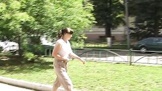 Неожиданная необходимость: девушка пописала на себя без туалета