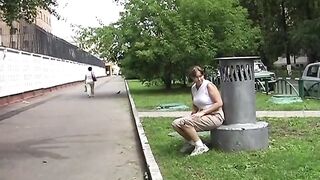 Неожиданная необходимость: девушка пописала на себя без туалета