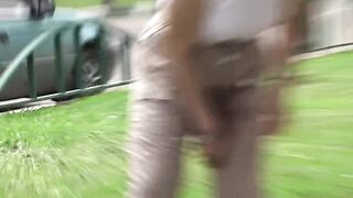 Неожиданная необходимость: девушка пописала на себя без туалета