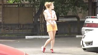 Молодая девушка мастурбирует на скрытом месте, чтобы сделать минет кому-то другому