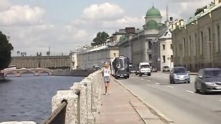 Публичный туалет на тротуаре: женщина справляется нужду и меняет одежду
