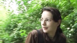 Пикантное видео: Необузданная девушка мочится на заборе