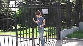 Публичная дефекация в парке: девушка справляется нужду в трусиках и высушивает их на скамейке