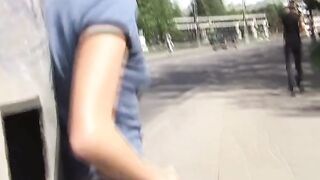 Публичная дефекация в парке: девушка справляется нужду в трусиках и высушивает их на скамейке