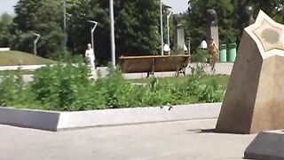 Отвязная девушка обоссалась на улице во время секса
