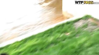 Уличные хулиганы соблазняют и предлагают жаркий секс за деньги