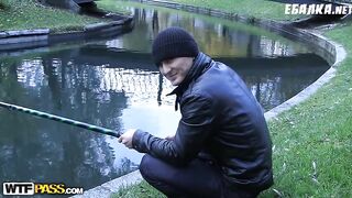 Уличные шлюхи заставляют парня трахать двойку