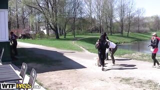 Старушку трахнули за деньги в кафе: горячее порно видео