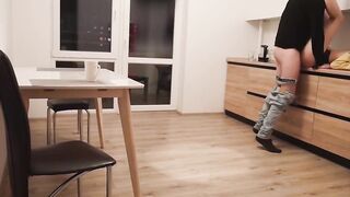 Неприличное рандеву на кухне: муж трахнул друга жены, пока он не вернулся