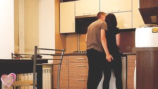 Развратный мужчина мастурбирует на измене супруги-шлюхи