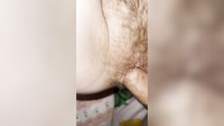 Горячий секс с волосатой женой на кровати: жесткий трах
