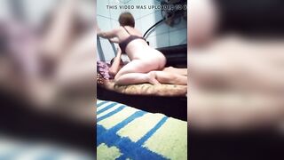 Пышная дама занимается сексом с каминщиком в складском помещении