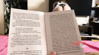 Соблазнительная горничная предлагает секс за деньги