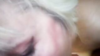 Опытная женщина сосет и обильно кончает на свои большие сиськи