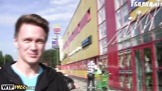 Дешевая шлюха трахается за деньги в кустах под деревом