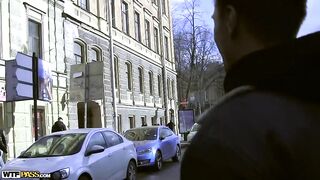 Непристойное приключение в туалете с компанией развратных друзей