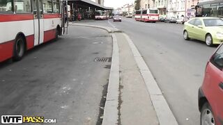 Развратная девушка занимается сексом с пикапером на природе