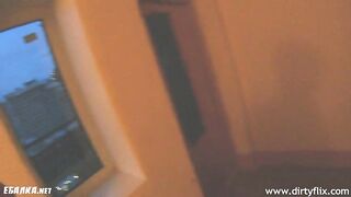 Горячий секс в подъезде рядом с мусорным контейнером