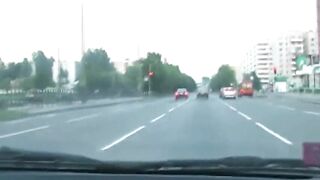 Сексуальная блондинка мастурбирует с бананом в машине