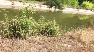 Жаркий секс на природе: трахнули под лучами солнца