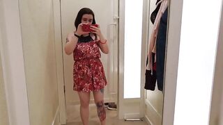 Жесткое дрочение с новым дилдо на присоске в примерочной