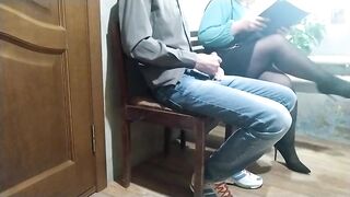 Колготки и мастурбация: горячая сучка удовлетворяет фетиш любителя членов