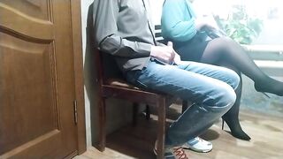 Колготки и мастурбация: горячая сучка удовлетворяет фетиш любителя членов