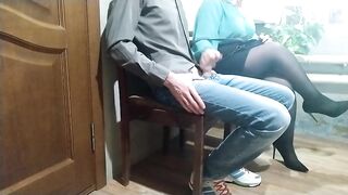 Колготки и мастурбация: горячая сучка удовлетворяет фетиш любителя членов