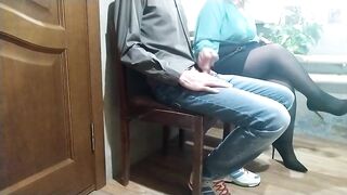 Колготки и мастурбация: горячая сучка удовлетворяет фетиш любителя членов