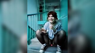 Рыжая красотка с большой попкой трахается в подъезде 2 - порно видео