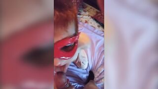 Страстная рыжая с очками обслуживает член как профессиональная сучка