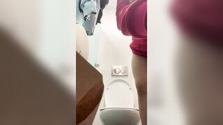 Сквирт в общественном туалете: откровенная грязь на камеру