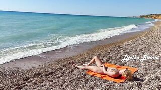 Пляжная мастурбация с незнакомкой: дикая страсть и наслаждение