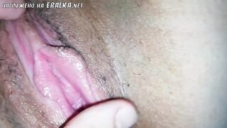 Умелые пальцы в мокрой киске горячей шлюшки