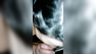 Счастливая шлюха глотает и наслаждается минетом