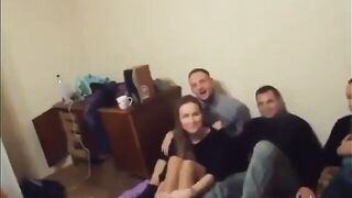 Студенты занимаются сексом на вечеринке в общежитии