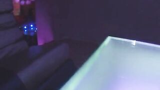 Грязная сучка наслаждается хуями из стенных дырок