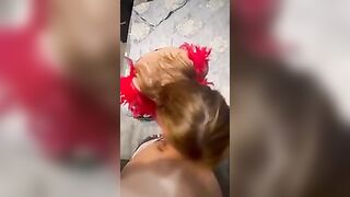 Рыжая красотка трахается в красном белье
