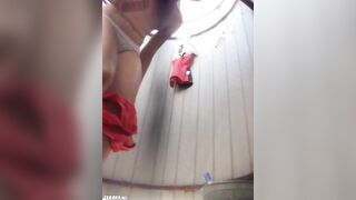 Камеру снимает сучка, меняя трусы