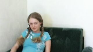 Молодые развратники занимаются сексом на кресле