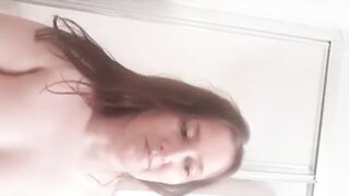 Супруга в душе после страстного секса с похотливыми шлюхами