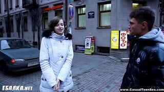 Незнакомец трахает и трахает в гостях
