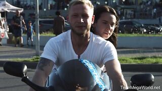 Горячая сучка трахается с байкером на его харлее