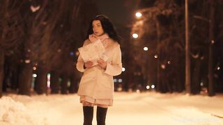 Шлюшка в чулках устала от свидания и жаждет секса