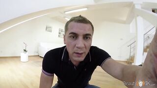 Молодая красотка до сумасшедшего сквирта