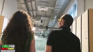 Машка стонет от наслаждения, пока Тимур и его братан трахают ее в задницу