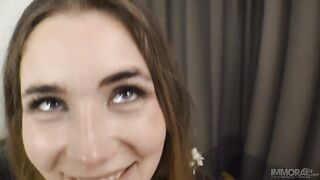 Юная красотка соблазнила отчима, пока мама была занята в другом месте