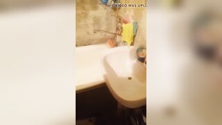 Жесткий секс русской пары на кукушке в деревенской местности