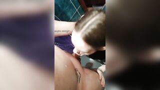 Сексуальная Викуся отсасывает член под струями душа